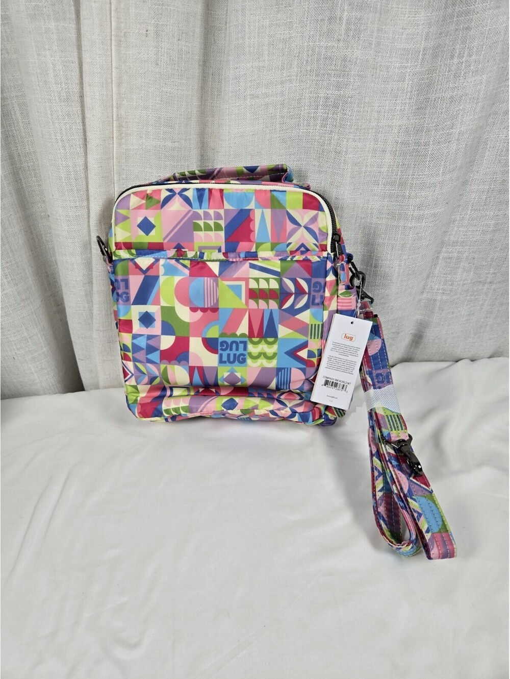 Lug BNWT Compass Crossbody Travel Bag Color "it's a small world" - Picture 3 of 5